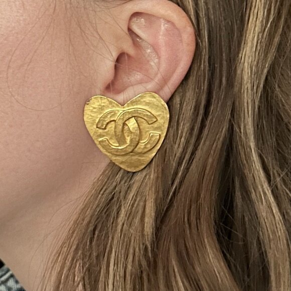Vintage CHANEL 24k Gold Plated Heart CC Earrings - 1995 - Picture 5 of 5